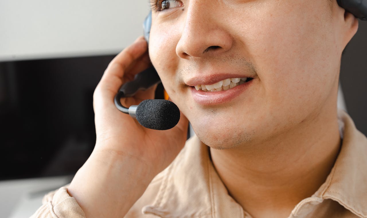 Atendente sorrindo usando um headset