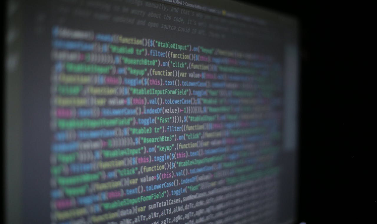 Tela de computador exibindo linhas de código